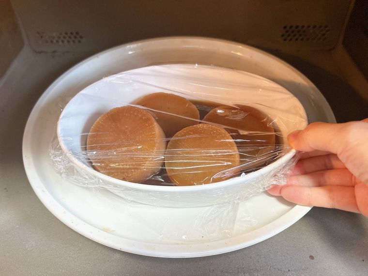 大根の煮物を電子レンジで加熱する様子