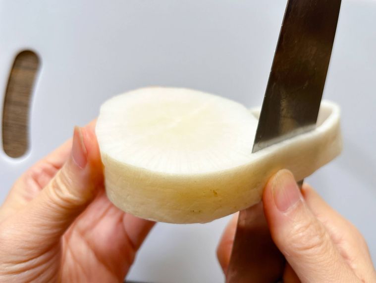 大根の皮を厚めにむく様子