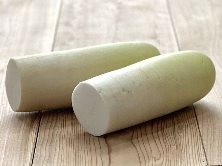 半分にカットした大根2本