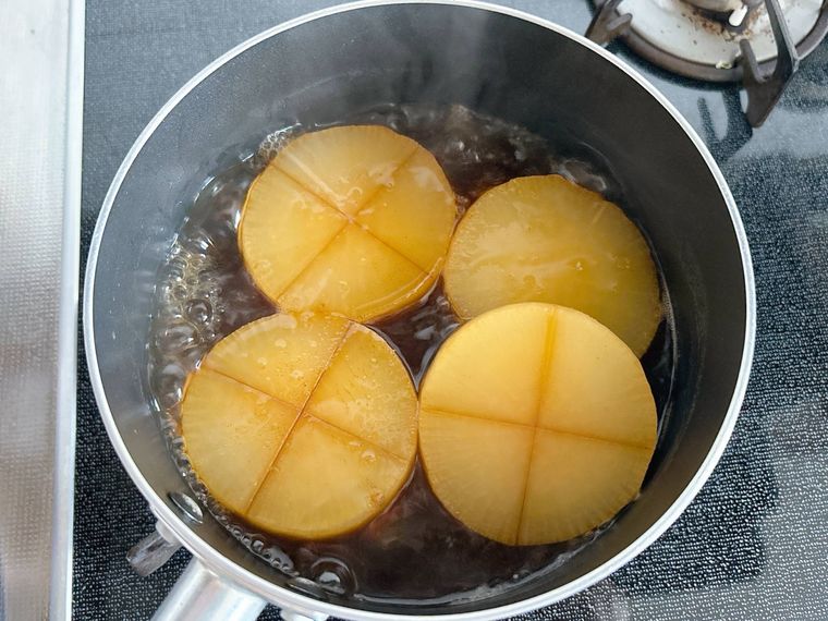 煮汁が少ない鍋で大根を煮る様子