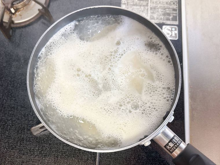 大根を米の研ぎ汁で下茹でする様子