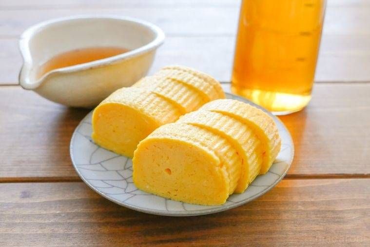 器に入った白だしと皿に盛られただし巻き卵