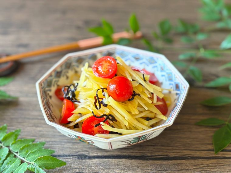 8角形の器に盛られた塩こんぶとじゃがいもシャキシャキサラダ