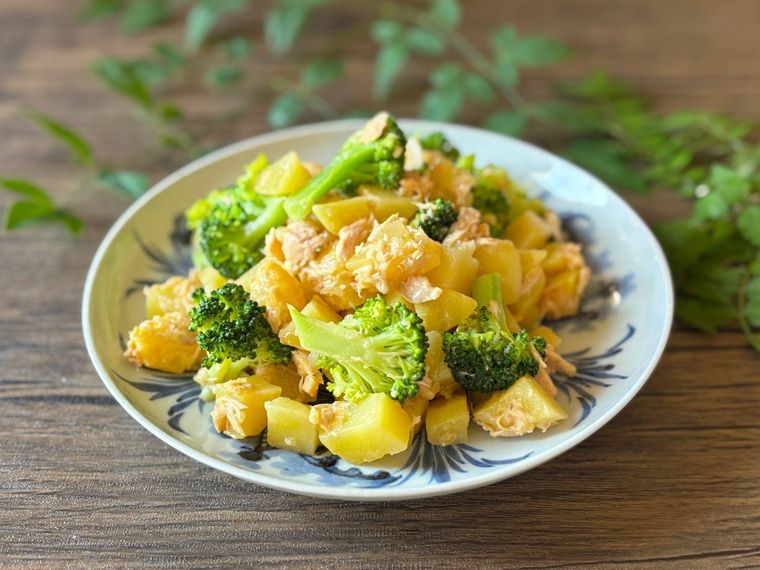 丸皿に盛られたじゃがいもとブロッコリーのツナチーズサラダ