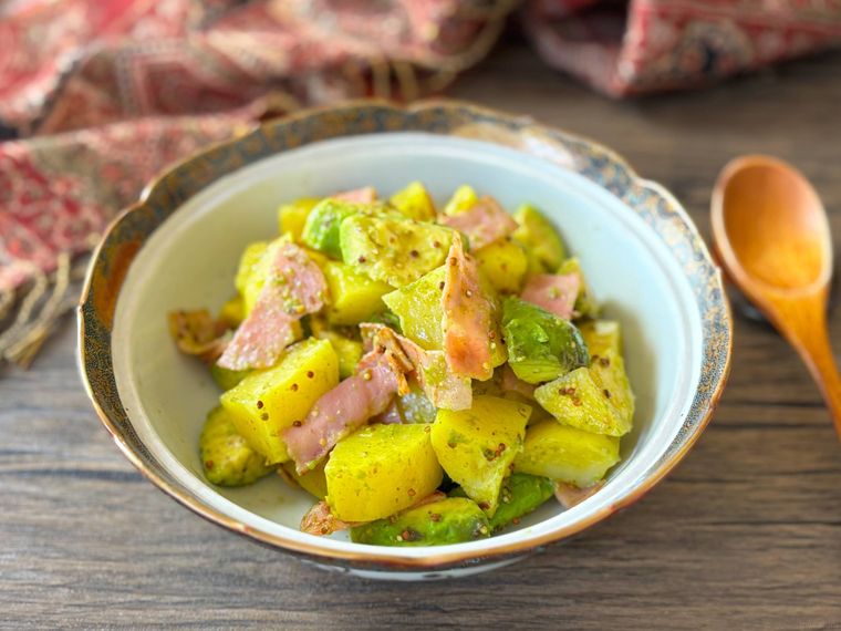 和皿に盛られたじゃがいもとアボカドのマスタードサラダ