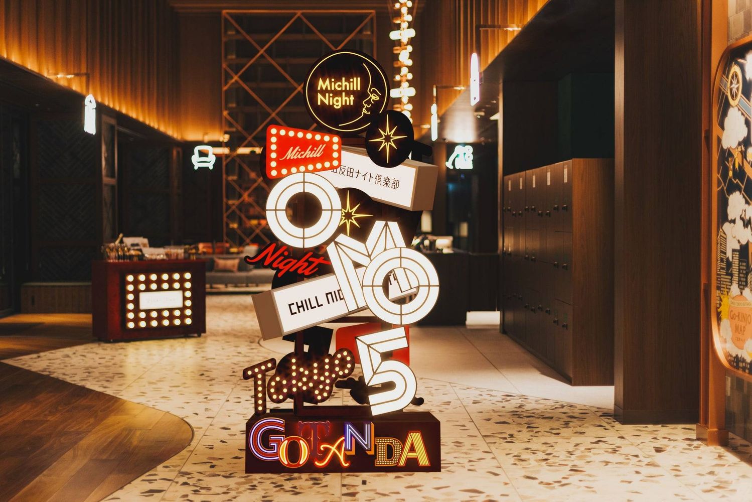 1. ネオンサインとシャンパンタワーが彩る空間演出