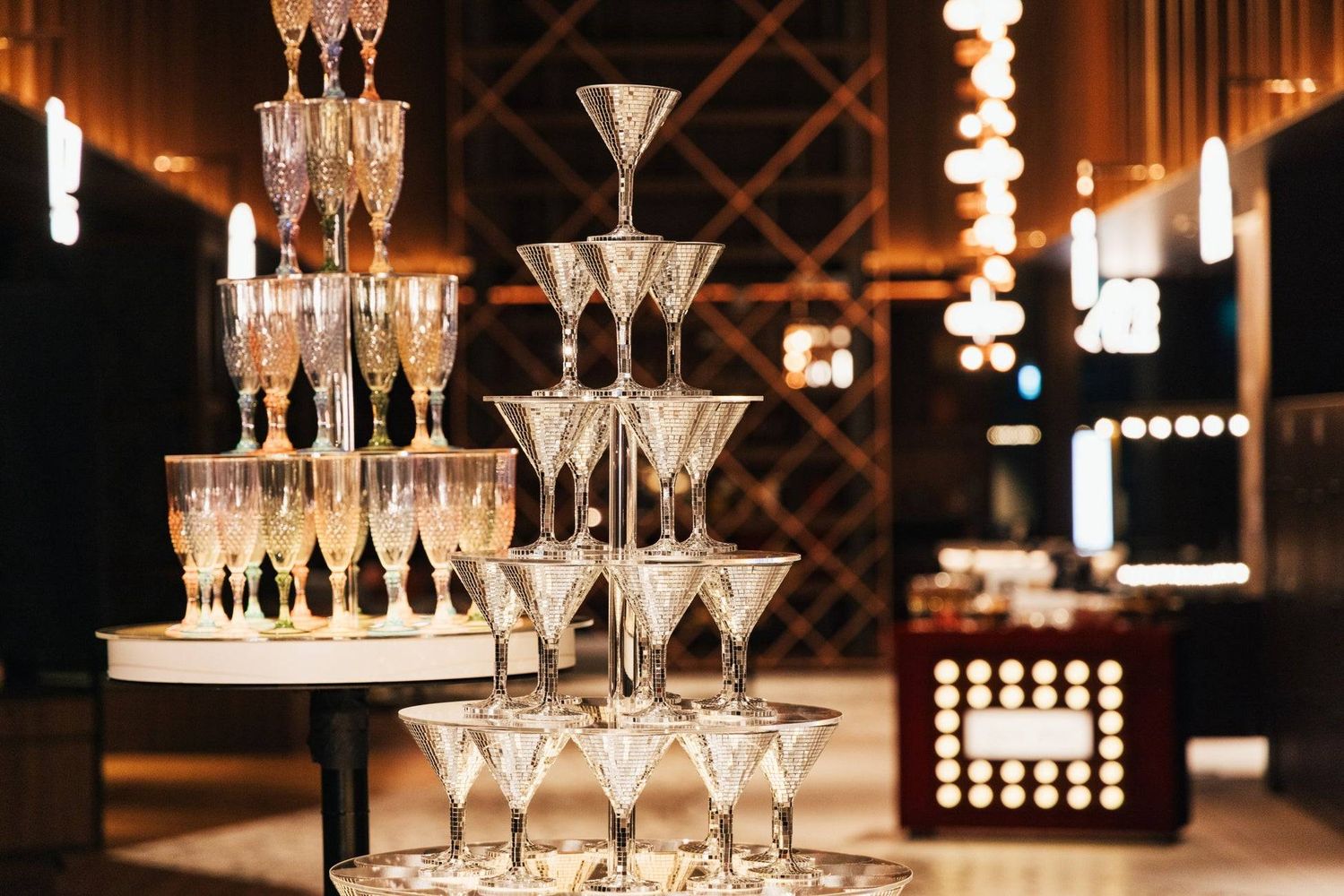 1. ネオンサインとシャンパンタワーが彩る空間演出2