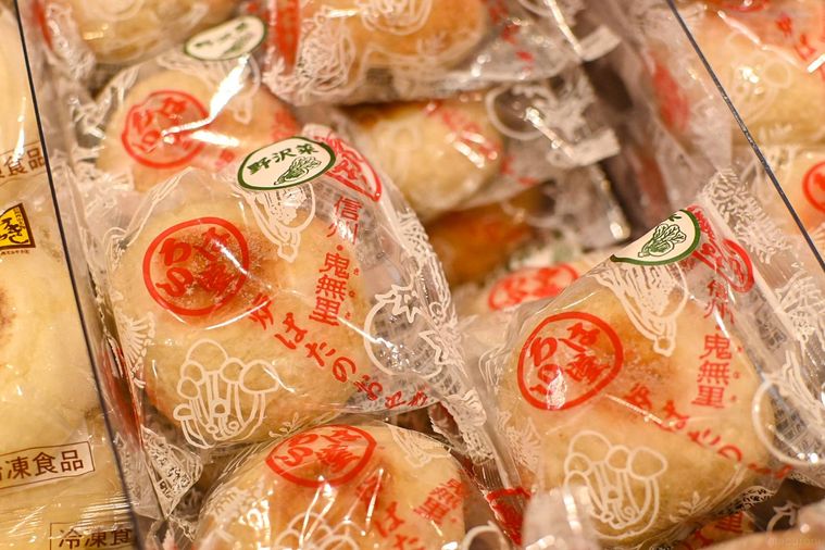 おやきが並んでいるところ