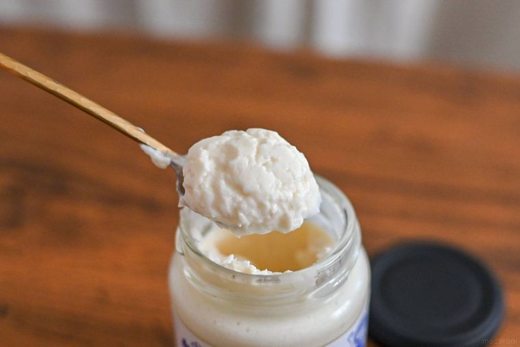 クリームをスプーンですくっているところ
