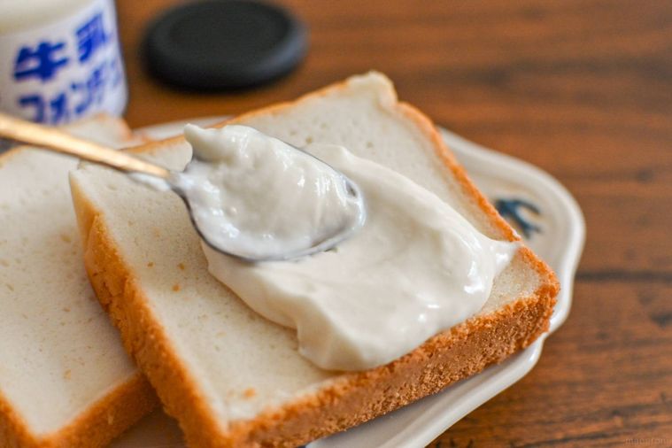 パンにクリームを塗っているところ