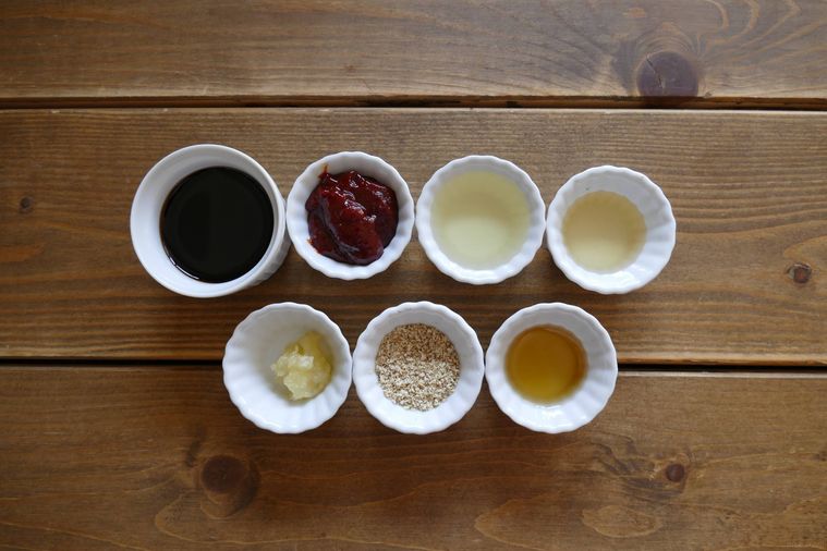 コチュジャンだれの材料が並ぶ木製テーブル