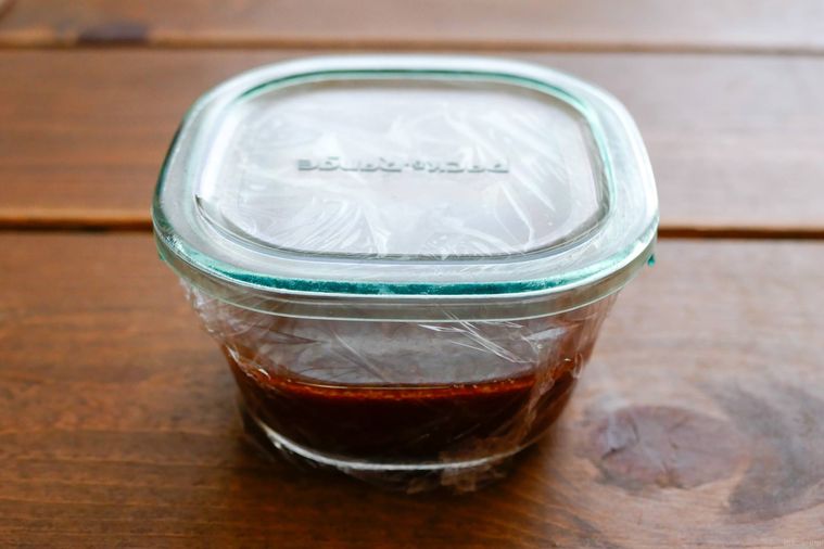 コチュジャンのタレが入っているガラス製保存容器