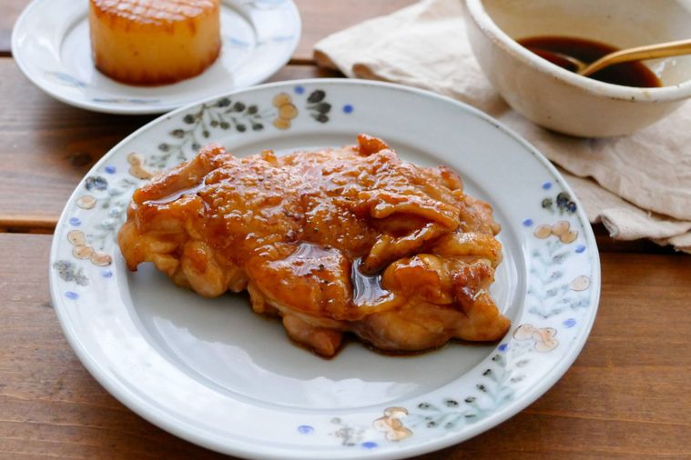 照り焼きチキンと照り焼き大根が置かれている木製テーブル