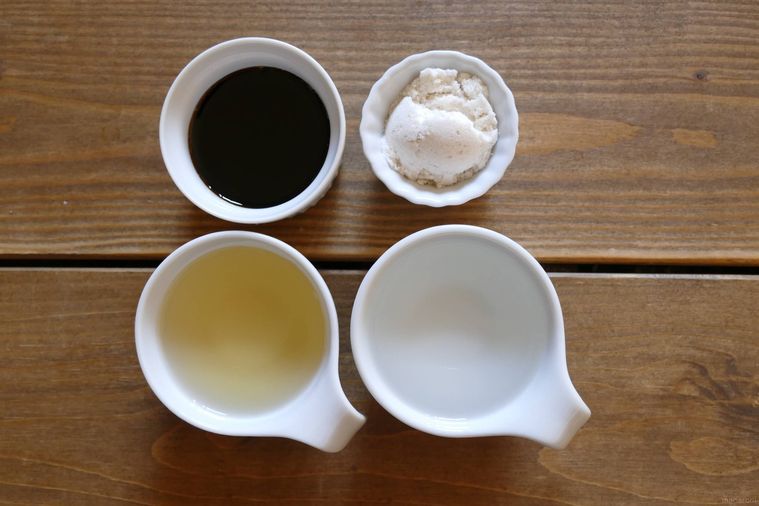 照り焼きのタレの材料が並ぶ木製テーブル