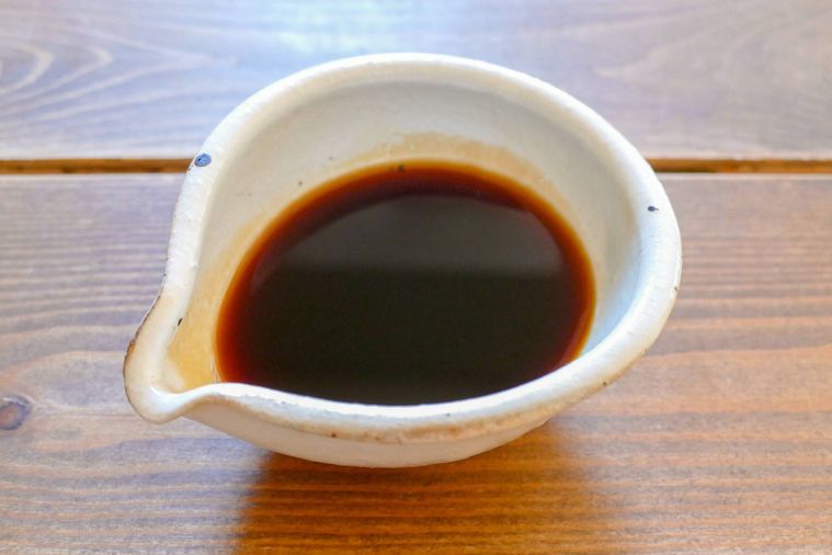 照り焼きのタレが入っている白い器