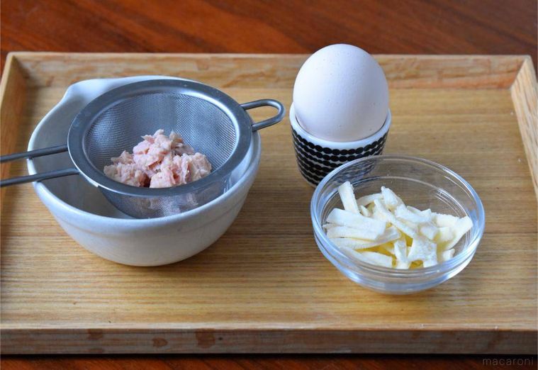 トレイに並べたカップたまごの材料3種