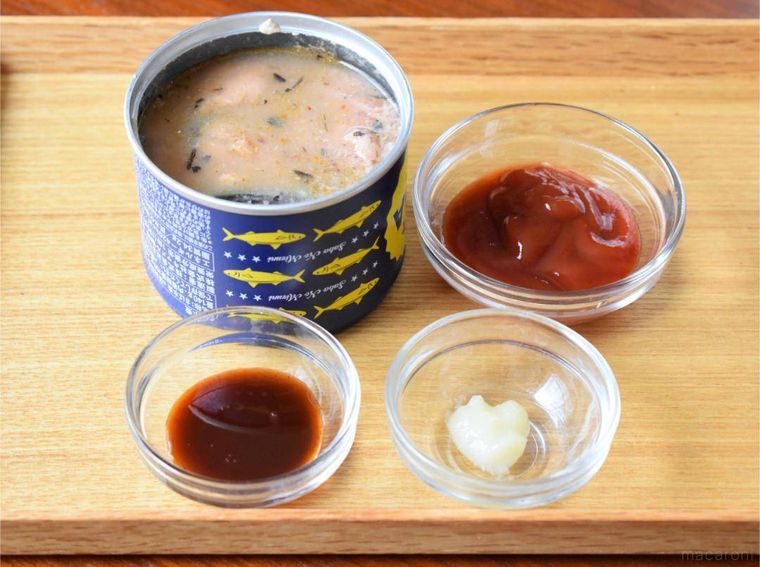 トレイに並べたサバディップの材料4種