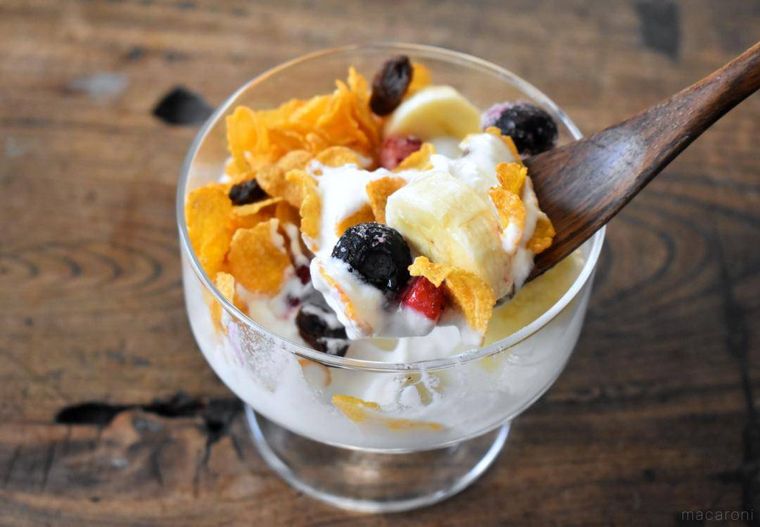 フルーツとシリアルをのせたヨーグルト