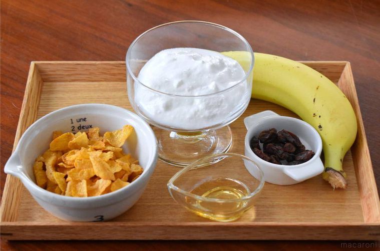 トレイに並べたシリアルヨーグルトの材料5種