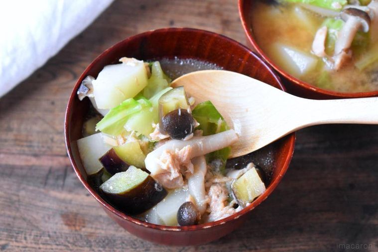 スプーンを添えたみそ汁