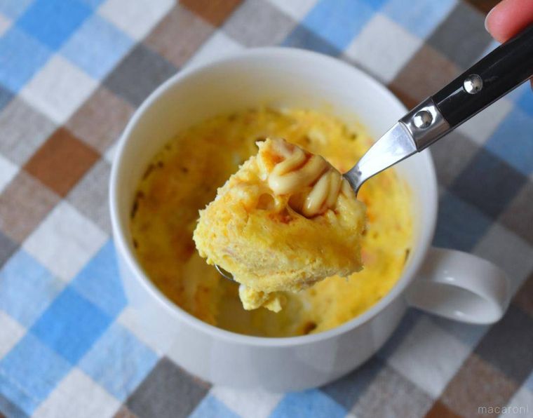 スプーンですくったカップ卵