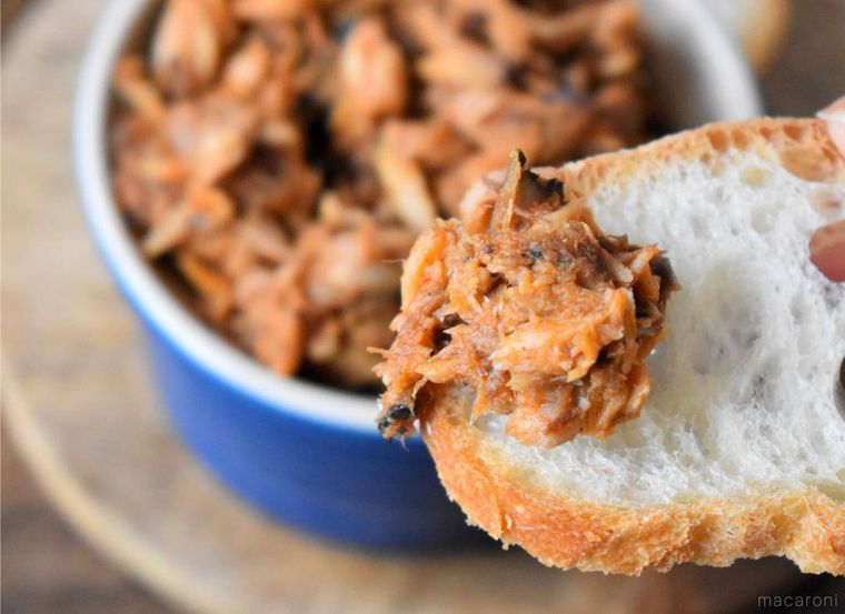 サバディップをのせたバゲット