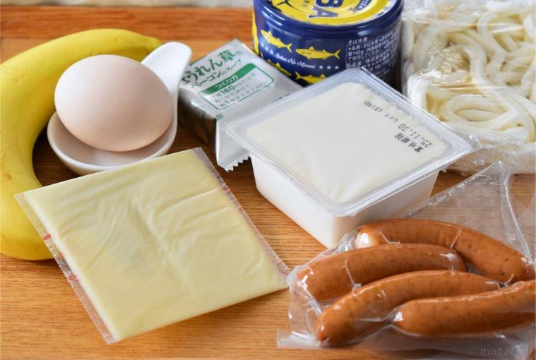 テーブルに並べた常備食品