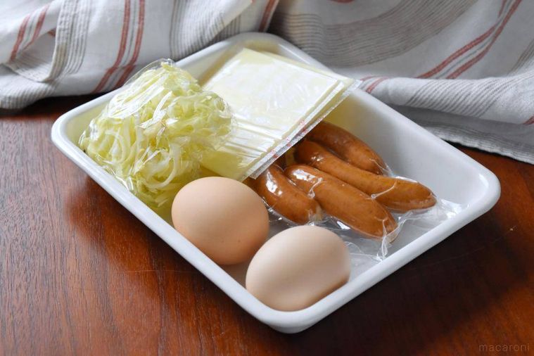 トレイにセットした朝食の材料