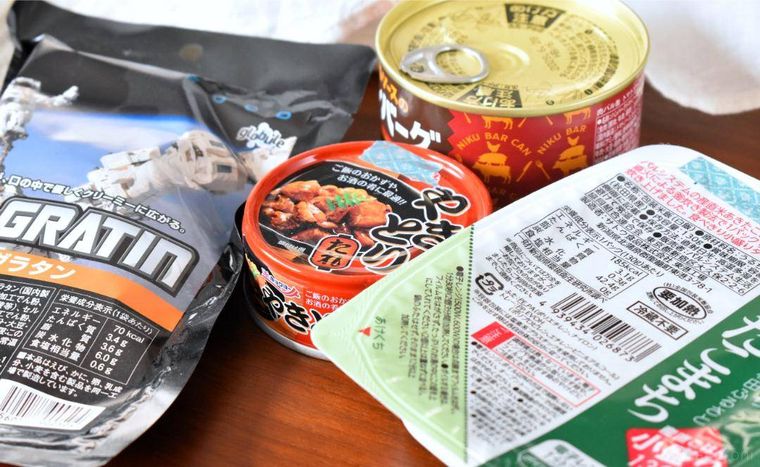 テーブルに並べた非常食