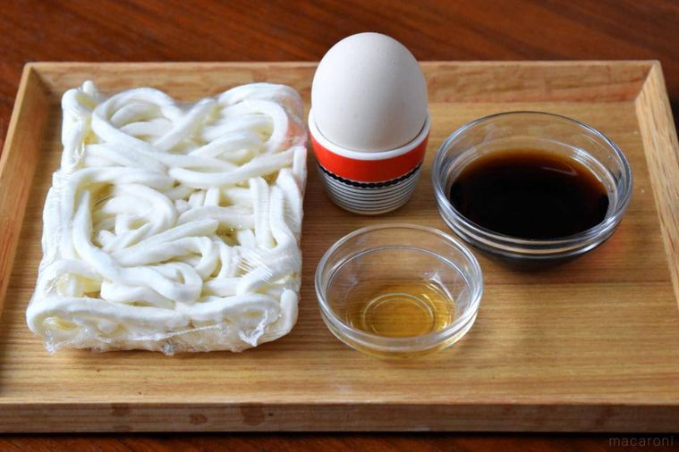 トレイに並べた釜玉うどんの材料4種