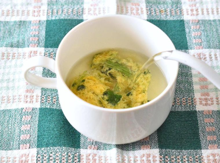 お湯を注いだカップスープ