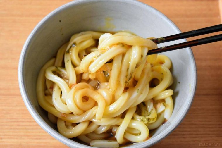 箸ですくった釜玉うどん