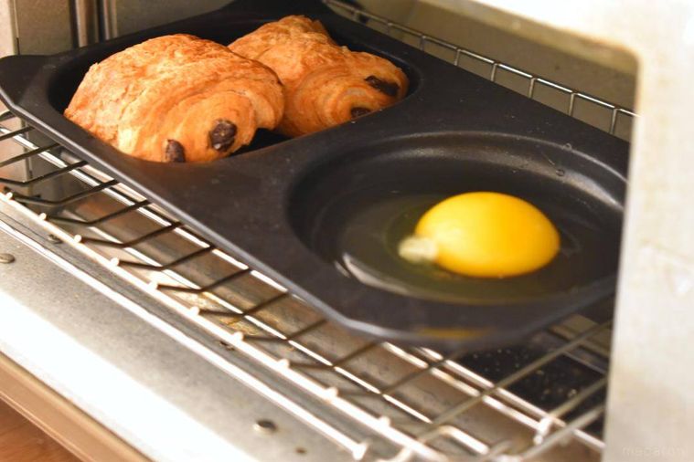 パンと卵をのせたトースター皿