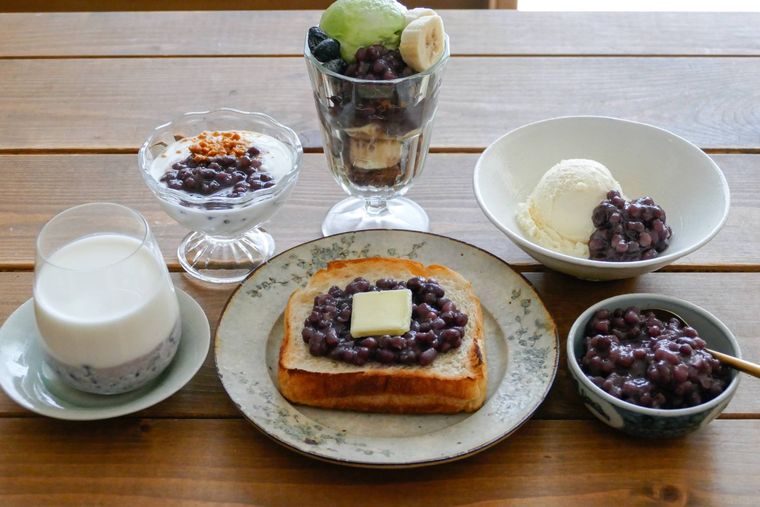 ゆであずきを使った飲み物やスイーツが並ぶ木製テーブル