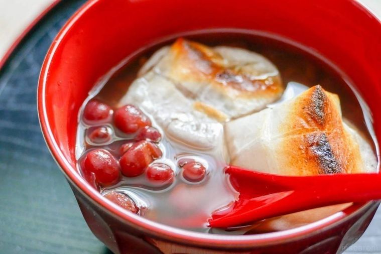 おしるこのあずきをスプーンですくう様子