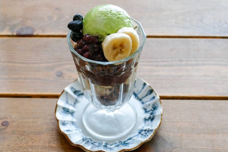 ゆであずき、バナナ、抹茶アイス、グラノーラが入っているパフェ