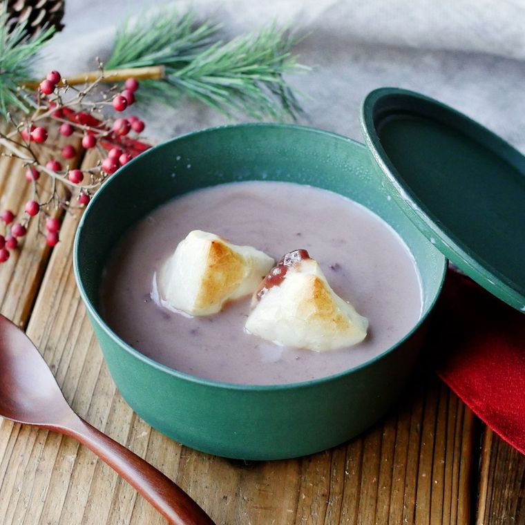 切り餅が入っているミルクぜんざい