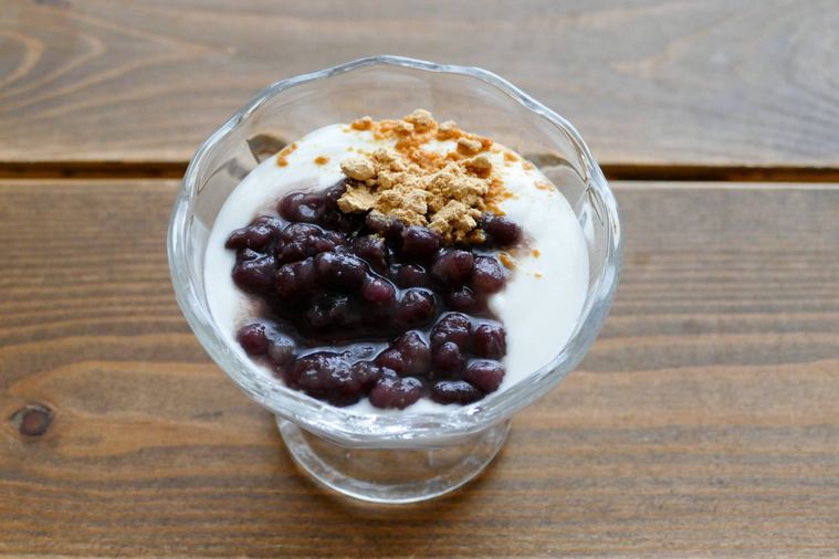 ゆであずきときな粉をトッピングしたヨーグルト