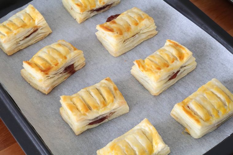 オーブンの天板に並んでいるあずきパイ