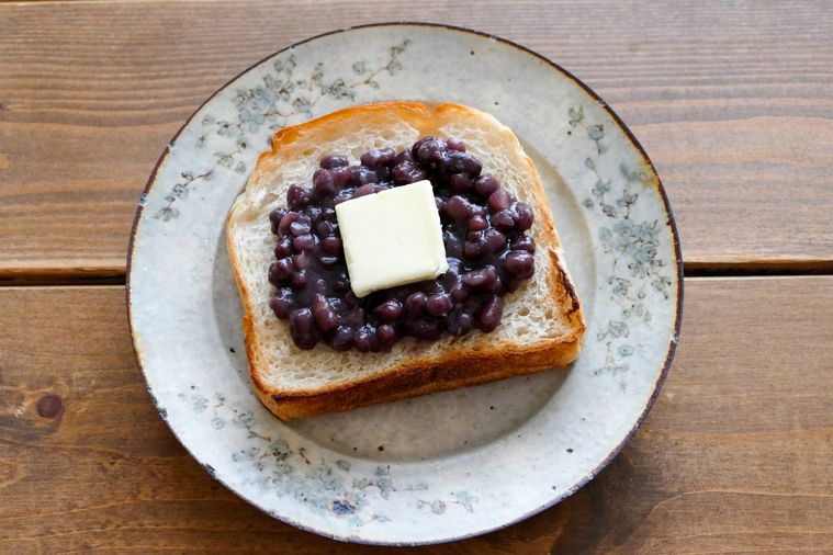 ゆであずきとバターがのっているトースト