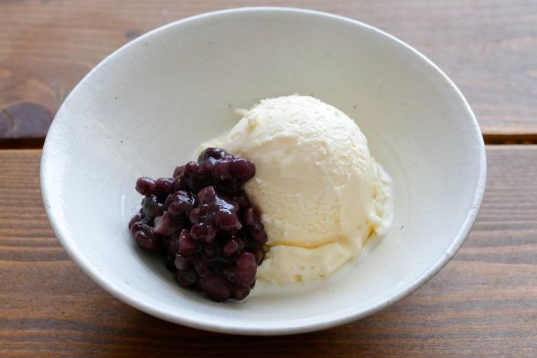 ゆであずきをたっぷり添えたバニラアイス