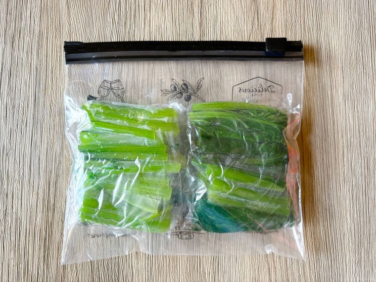 ほうれん草をゆでてラップで包みフリーザーバッグに入れたもの