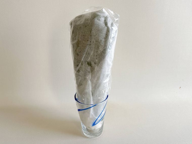 葉物野菜を濡らしたキッチンペーパーポリ袋で堤立てて保存する様子