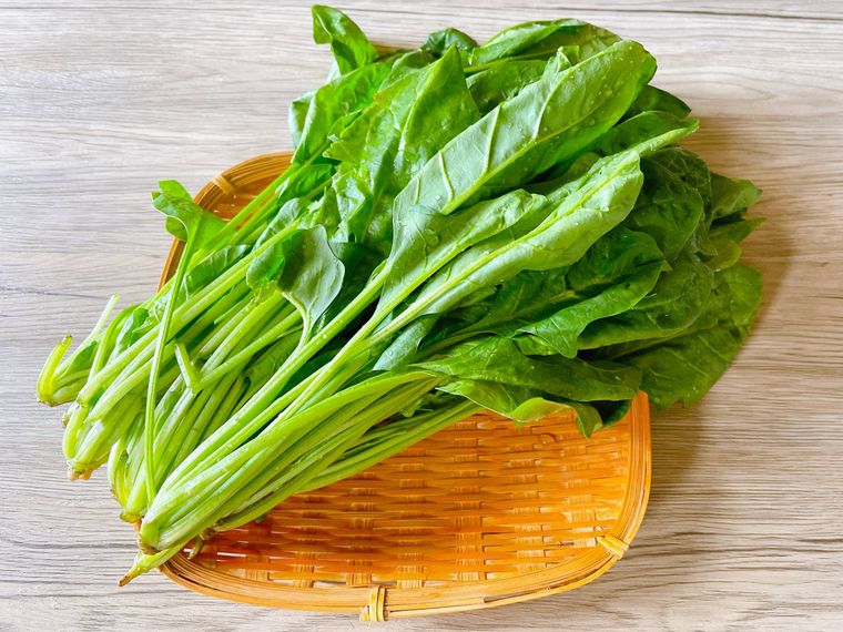 ザルに斜めにおかれたほうれん草