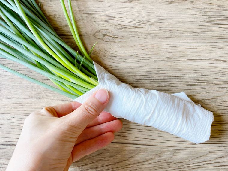 ねぎの根元を湿らせたキッチンペーパーで包んだもの