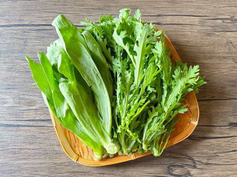 ザルに盛られた春菊