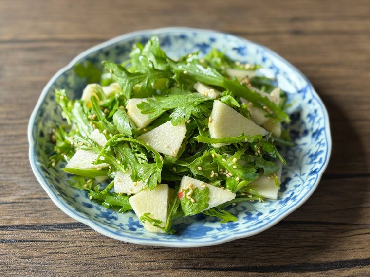 和皿に盛られた春菊とりんごのシャキシャキサラダ