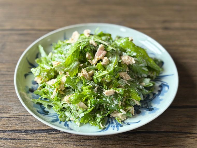 和皿に盛られた春菊とツナの和風マヨサラダ