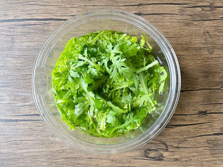 春菊を水にさらす様子