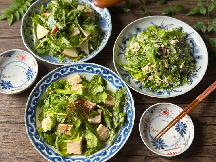 和皿に盛られた春菊のサラダ3種